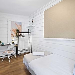 Boutique Single Room - Centrally Located - External - Shared Bathroom